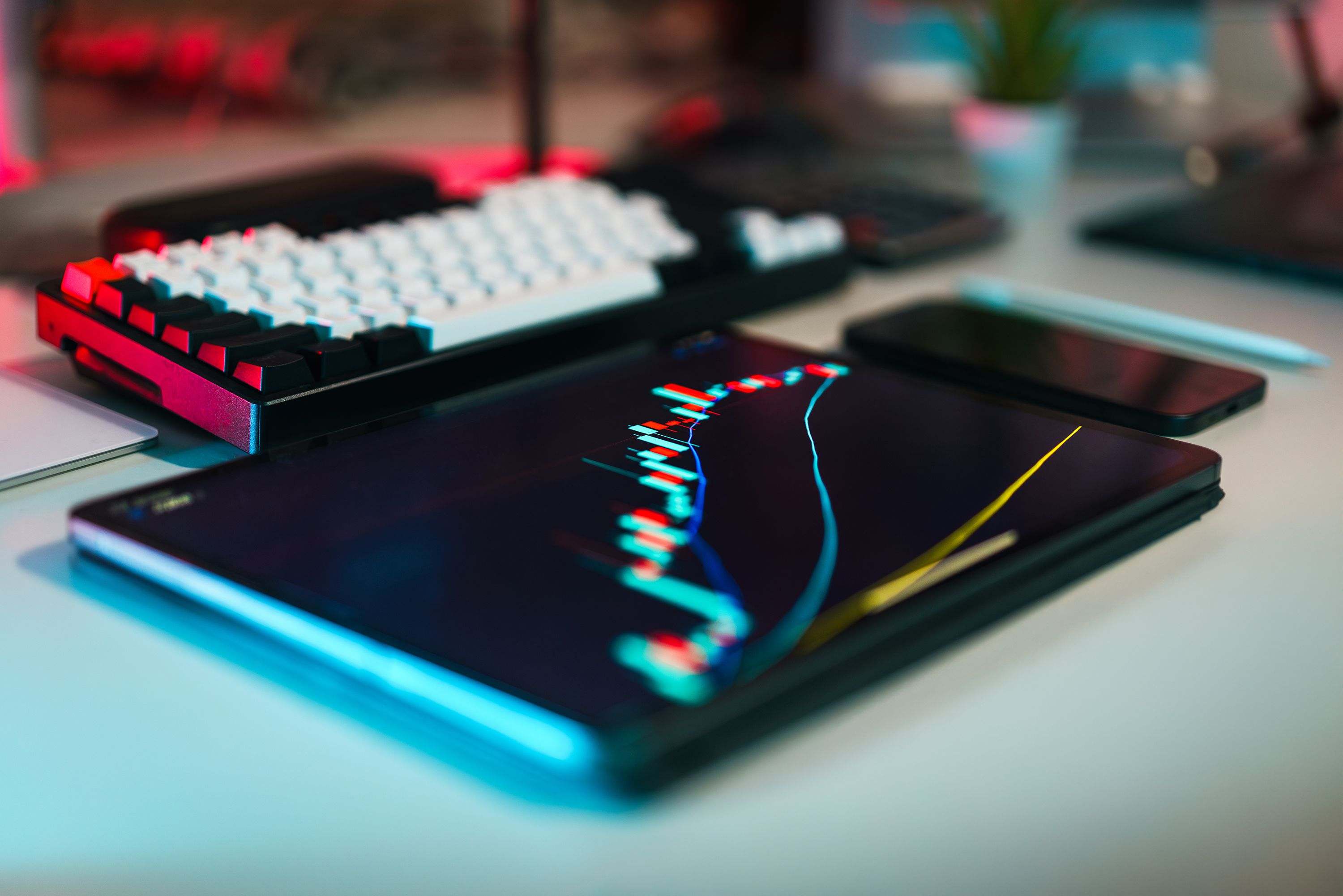 Tablet und Ordner für strukturierte Investment-Recherche